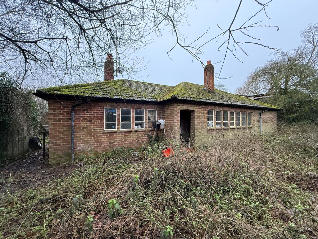 Lot: 103 - DETACHED BUNGALOW WITH POTENTIAL - Detached bungalow